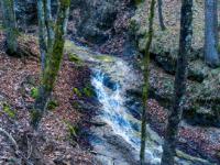 Vorbei an steilem Bachlauf